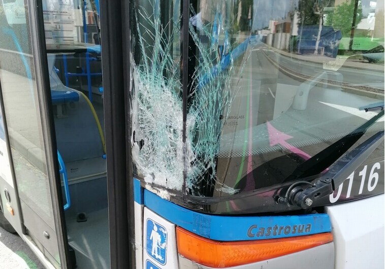 Una mujer herida al chocar un autobús y un furgón en Villamayor